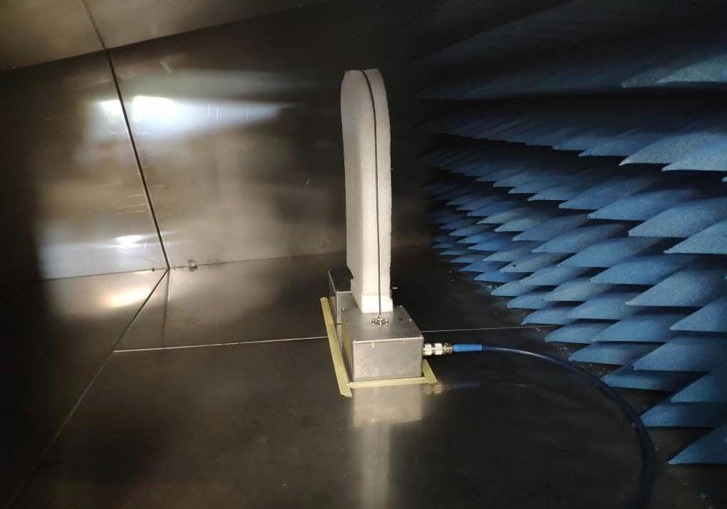 Conductor de referencia no blindado para calibración base de la señal RF en celda GTEM