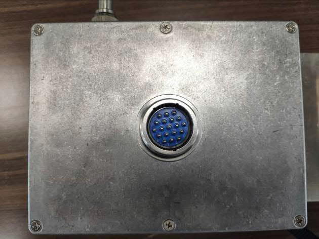 Conector de panel blindado con junta conductora EMC para verificación de continuidad eléctrica